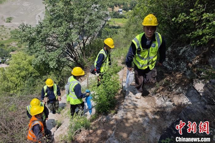 图为“扫山奇兵”正在向山上进发。　张霖 摄