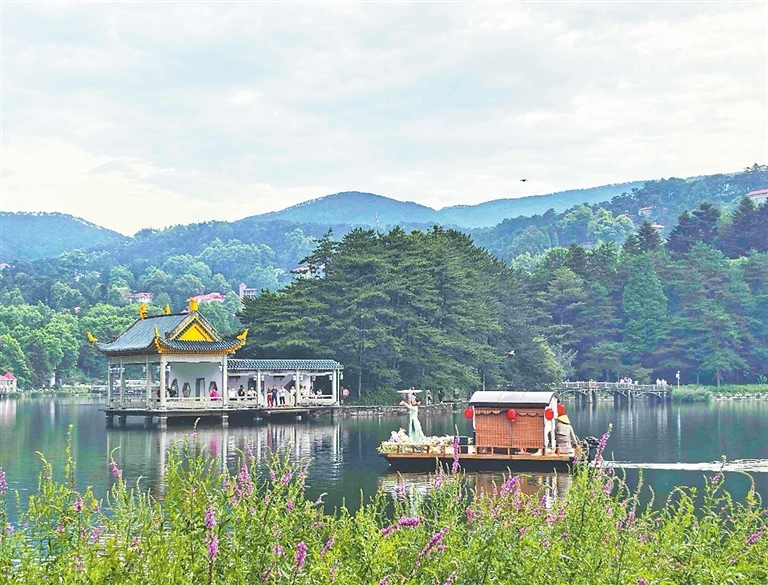 庐山迎来旅游高峰（图）