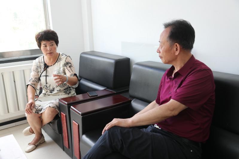 专家与村党支部书记交流