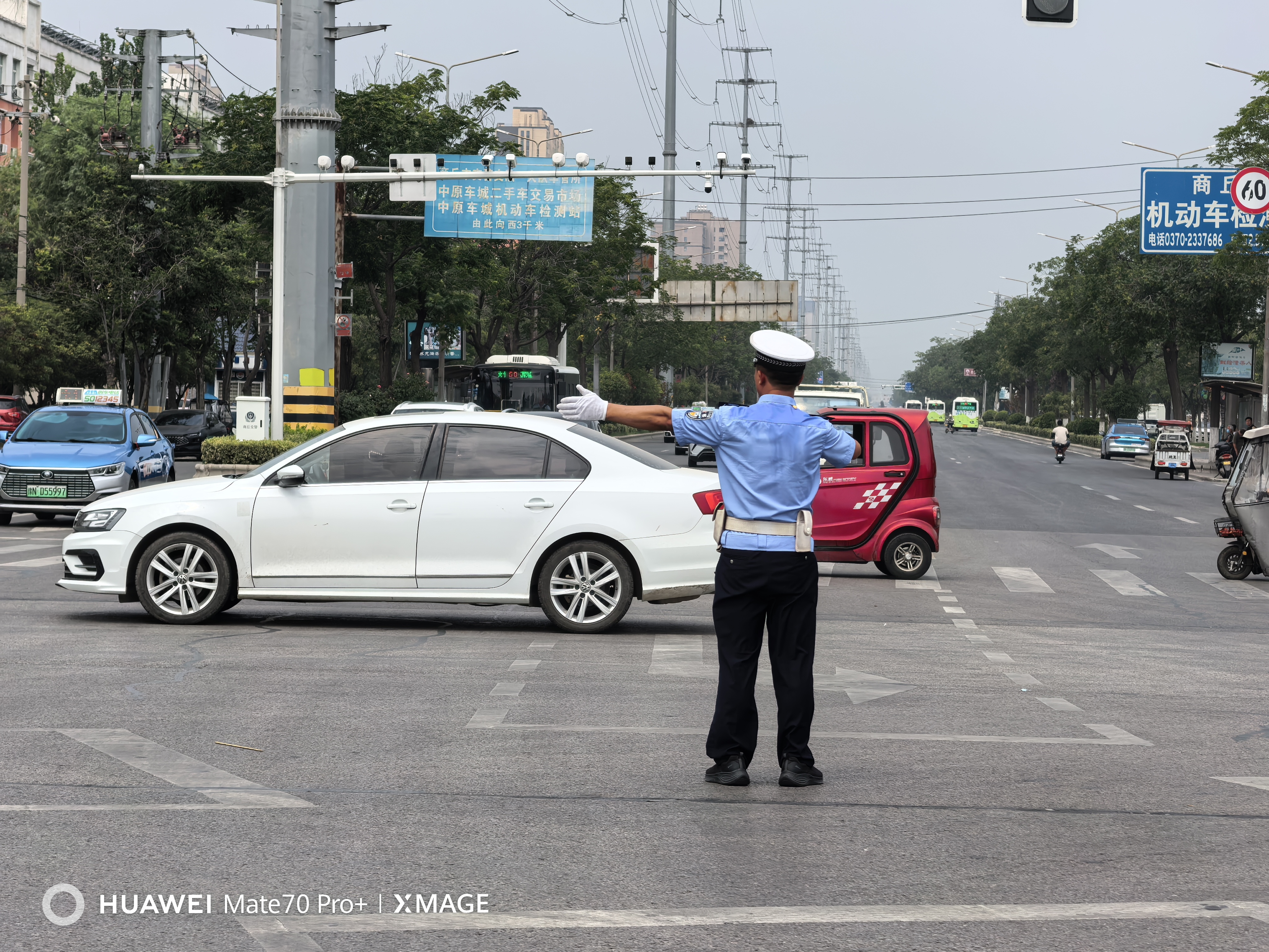 商丘交警40℃高温下 不惧“烤”验 坚守岗位保畅通