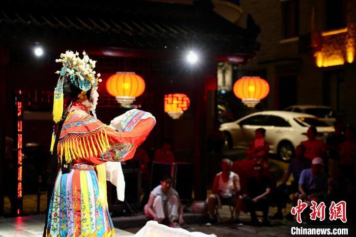 图为演员正在表演西河戏全本剧《出龙阁》。卢梦梦 摄