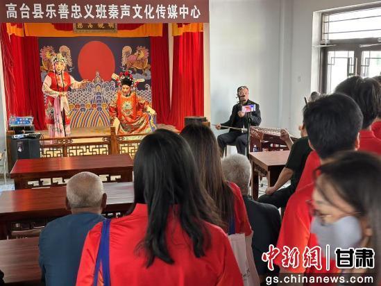 图为高台县乐善忠义班演出吸引观者 戴文昌 摄