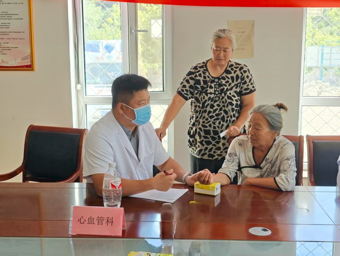 北京中医药大学东方医院秦皇岛医院赴青龙夹角石村开展中医药服务送健康活动