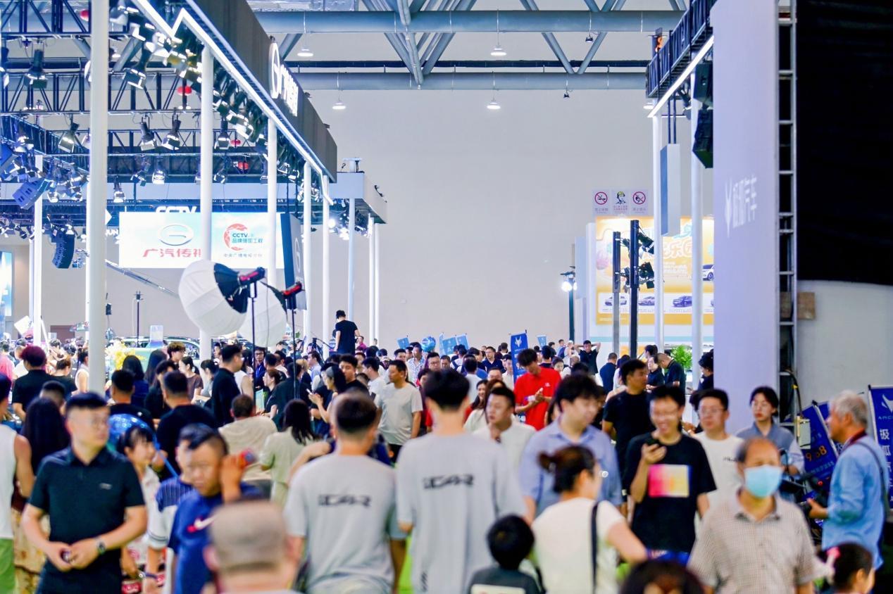 汽博会现场人流攒动 热闹非凡