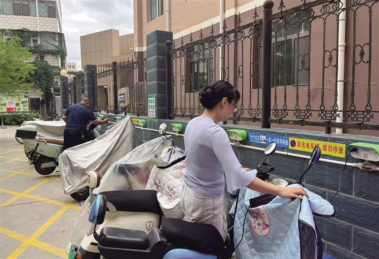 西固桃园小区居民给爱车充电