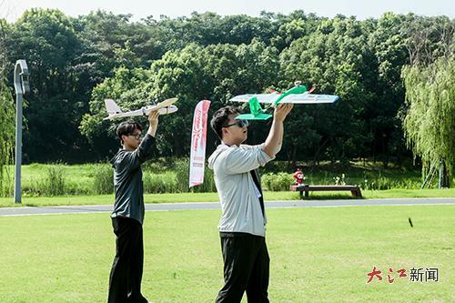 全国首届固定翼FPV飞行竞速挑战赛选手正在进行比赛。赛事主办方供图