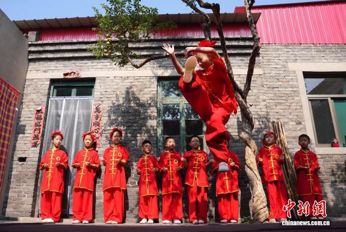 邯郸峰峰中小学生：练百年洪拳 “武”动暑假