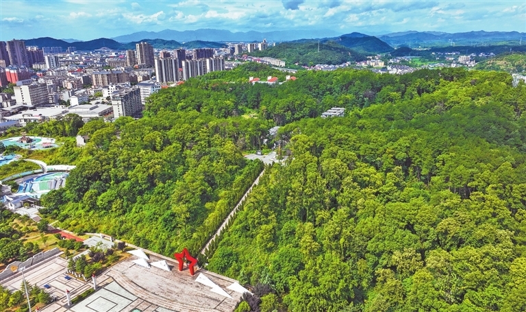7月9日，航拍的义峰山红色主题公园是弘扬和展示德安优秀红色文化的窗口。特约通讯员 李桂东摄