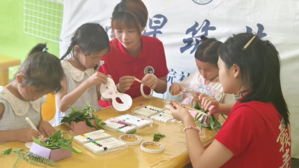 赣州职业技术学院南星筑梦社会实践队：以爱联结“一老一小”，让每个角落都有温度