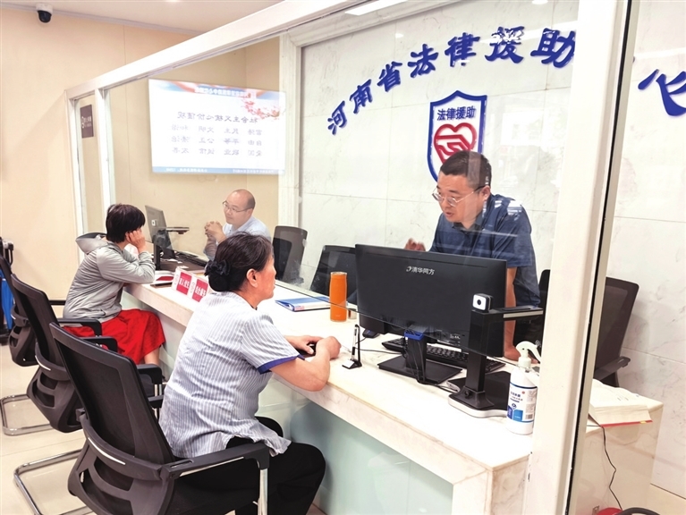 河南省法律援助中心接待室工作人员为来访群众提供法律咨询服务。图片由河南省法律援助中心提供