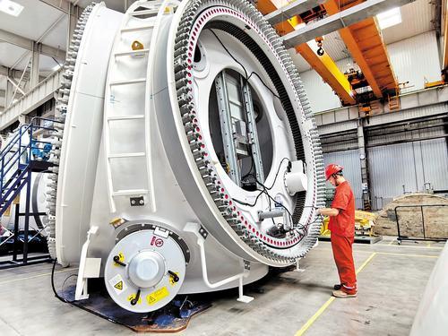 6月14日，河北金风电控设备有限公司的工人正在装配风电机组机舱。 本报记者陈宝云摄