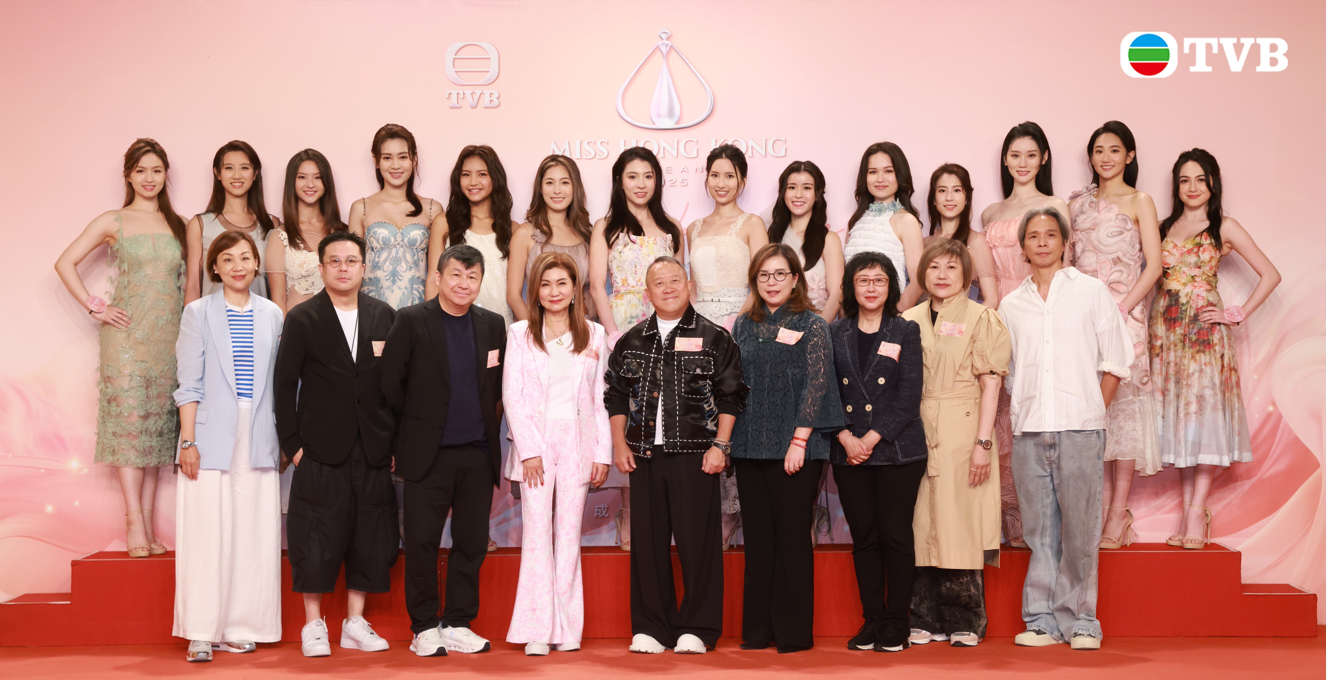 图：出席者与《2025香港小姐竞选》14位候选佳丽合影