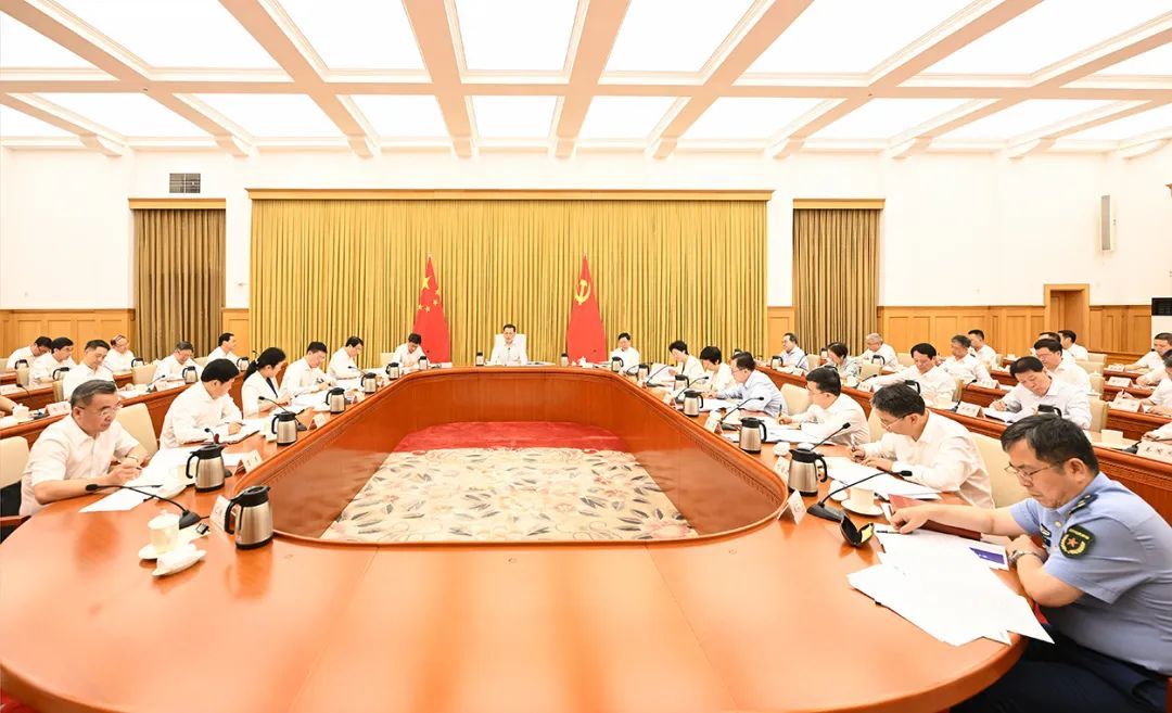 7月18日下午，市委常委会举行扩大会议，市委书记袁家军主持并讲话。记者 苏思 摄