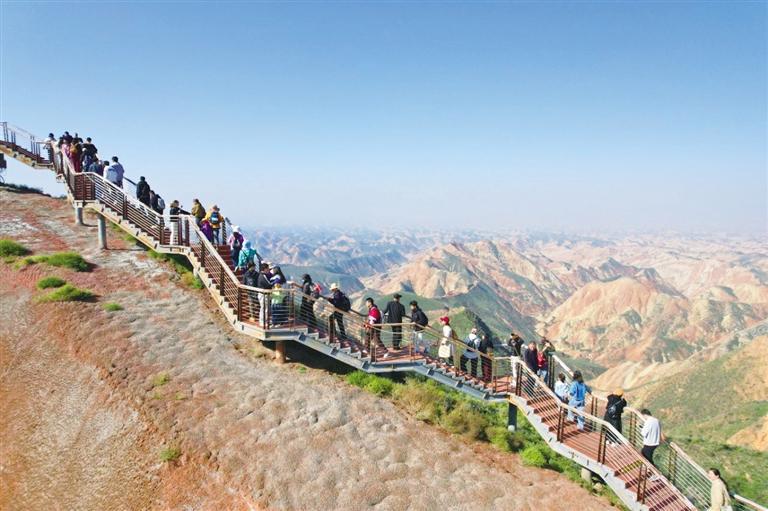 游客游览水墨丹霞