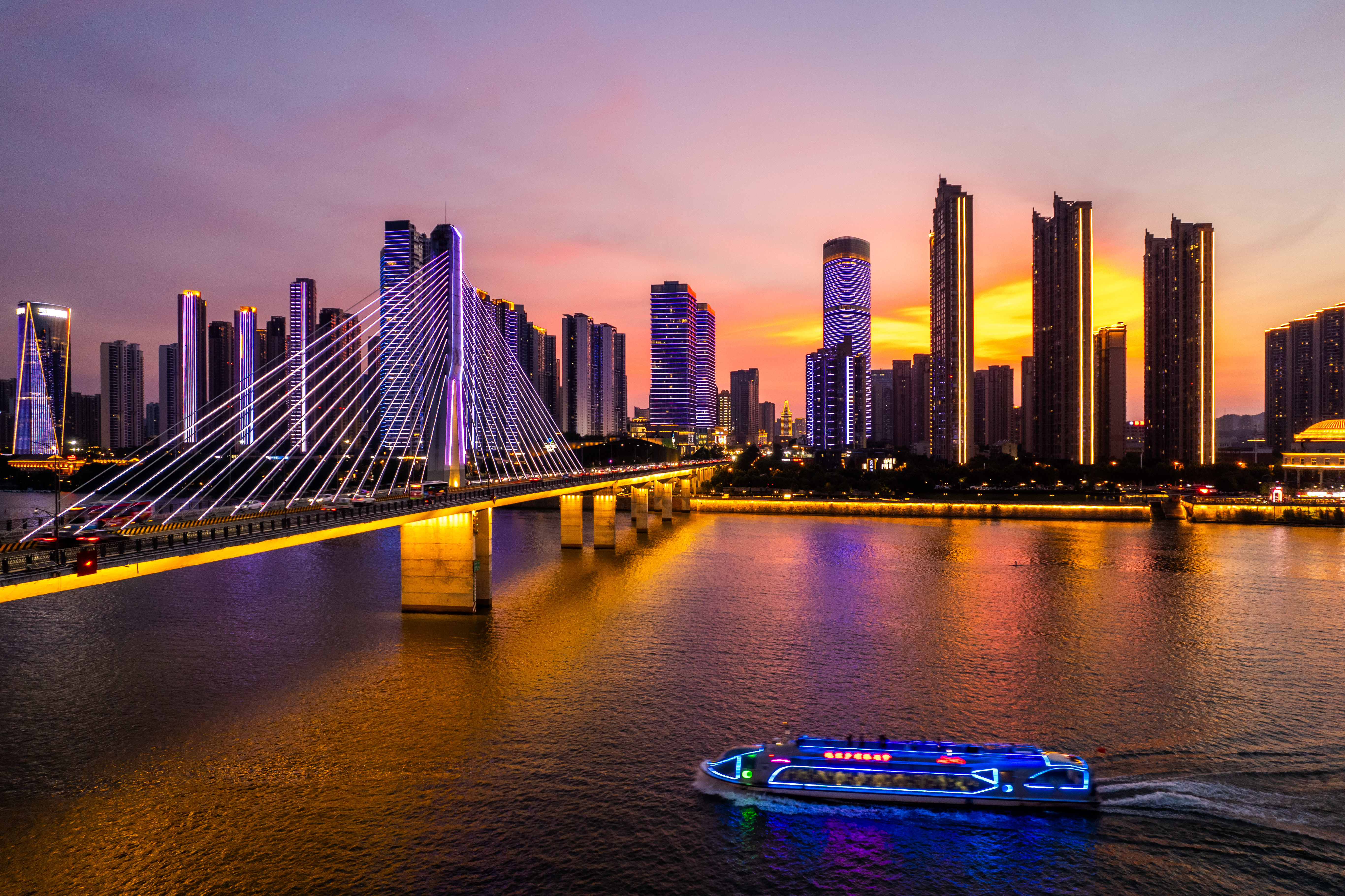 7月16日拍摄的长沙湘江（无人机照片）。新华社记者 陈思汗 摄