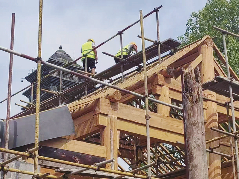 ▲ 修缮净明寺大殿屋顶。 汉台区文旅局供图