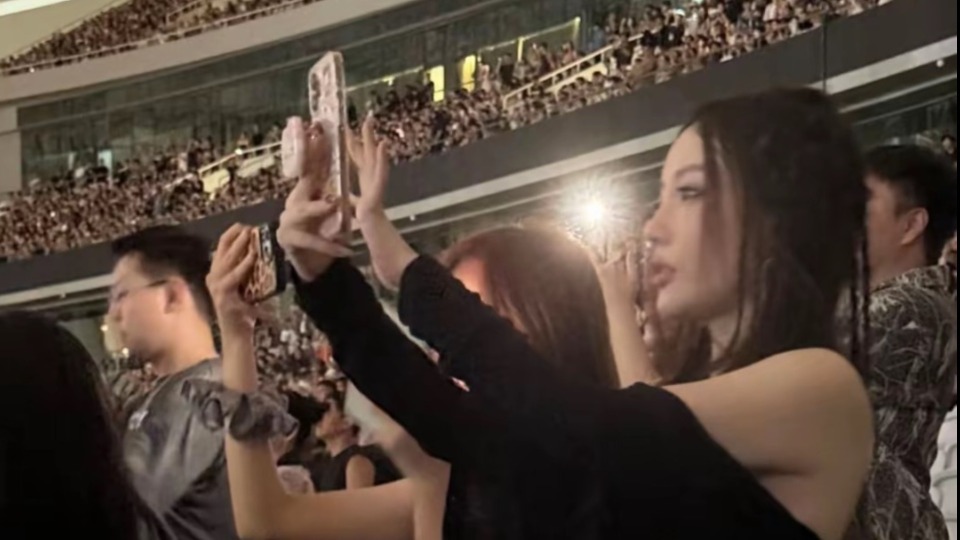 李小璐带女儿看侃爷演唱会，13岁甜馨穿豹纹吊带，母女都是夜店风封面图