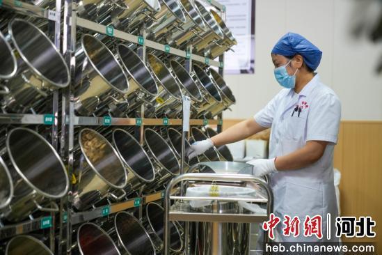 图为任丘市中医院，工作人员通过电子系统进行药物调剂。 韩慧峰 摄