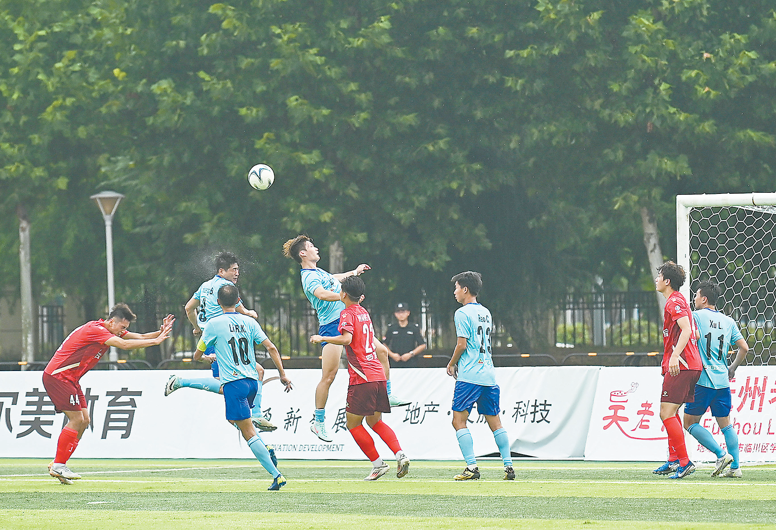 抚州队球员与宜春队球员在比赛中拼抢。 本报记者 戴庆福 摄