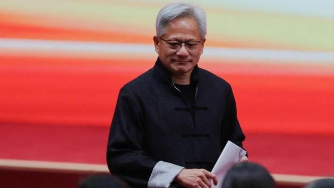 黄仁勋首次亮相链博会！穿唐装、用中文演讲