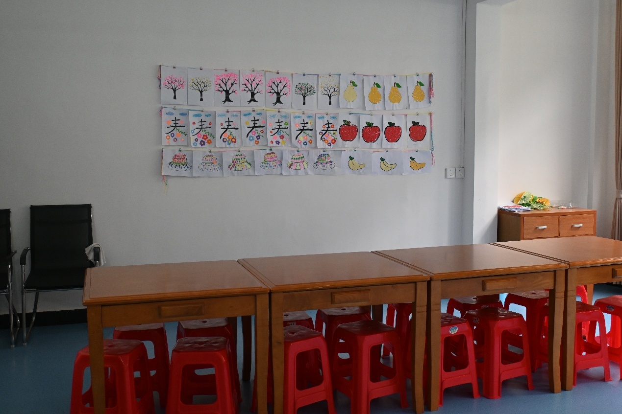 图为龙布镇敬老院老人的绘画作品