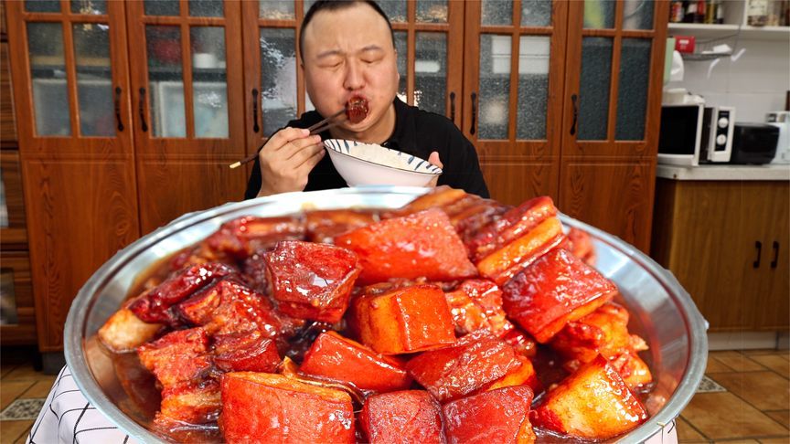 市场上买10斤上好的五花肉，阿强做红烧肉，肥而不腻，香气四溢
