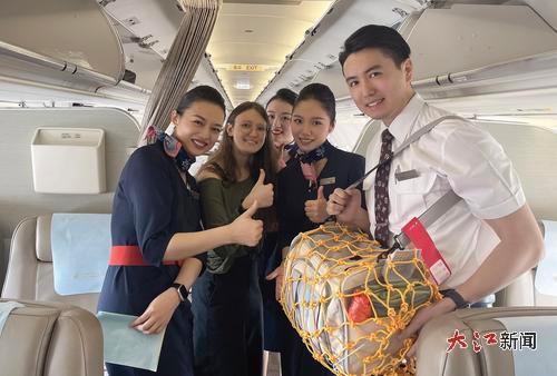 机组成员与宠物的主人(左二)合影