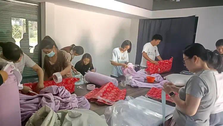 双山街道福阳社区产品加工现场