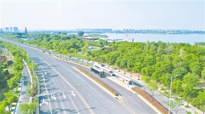 驶过北龙湖的智慧公交车,为市民出行提供便利