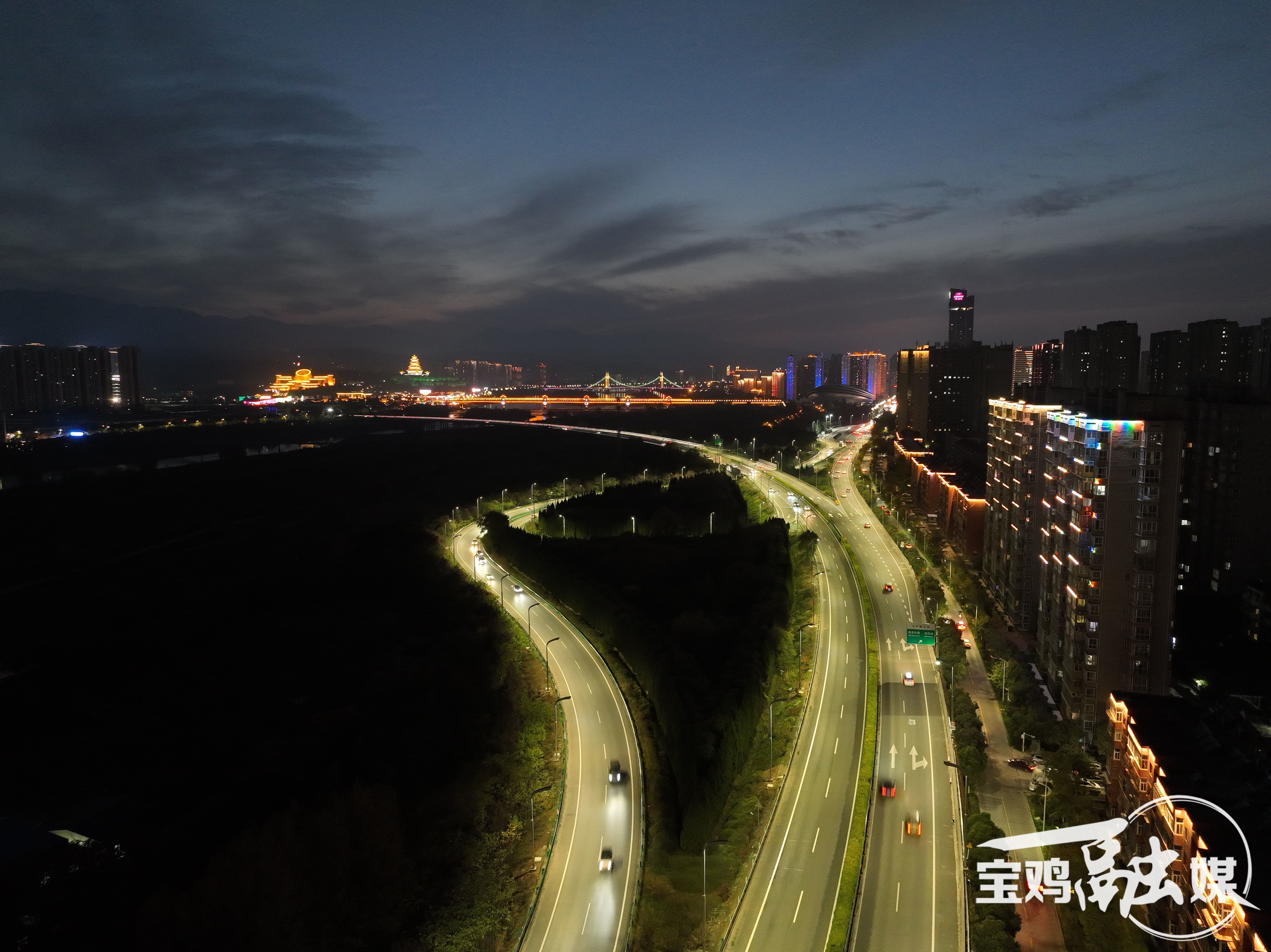 夜色中快速干道仿佛一条蜿蜒的光带