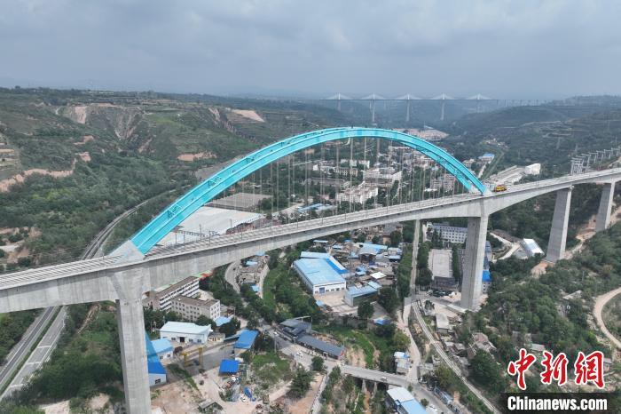 西延高铁王家河特大桥顺利完成静态验收。　贾智炜 摄