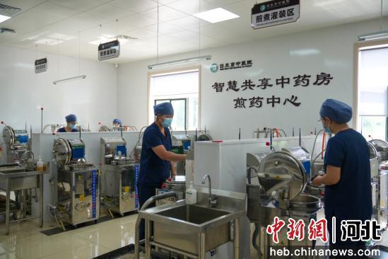 图为任丘市中医院智慧共享中药房，工作人员正在煎药。 韩慧峰 摄