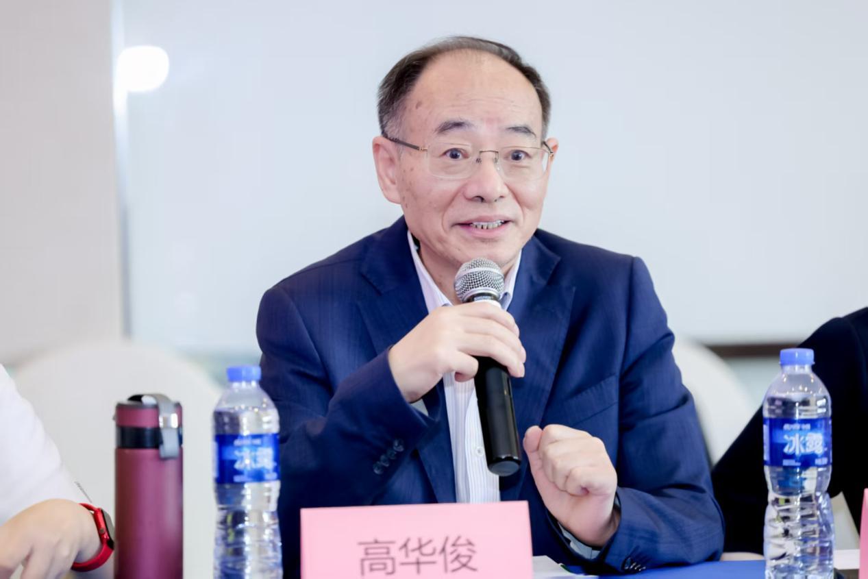 北京慈幼儿童福利研究中心理事长、北京师范大学中国公益研究院副理事长高华俊主持会议