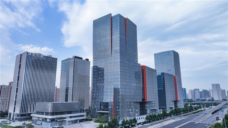 郑州市管城回族区新发展&middot;楷林智慧广场5号楼，聚集了一批私域直播电商上下游企业。受访者供图