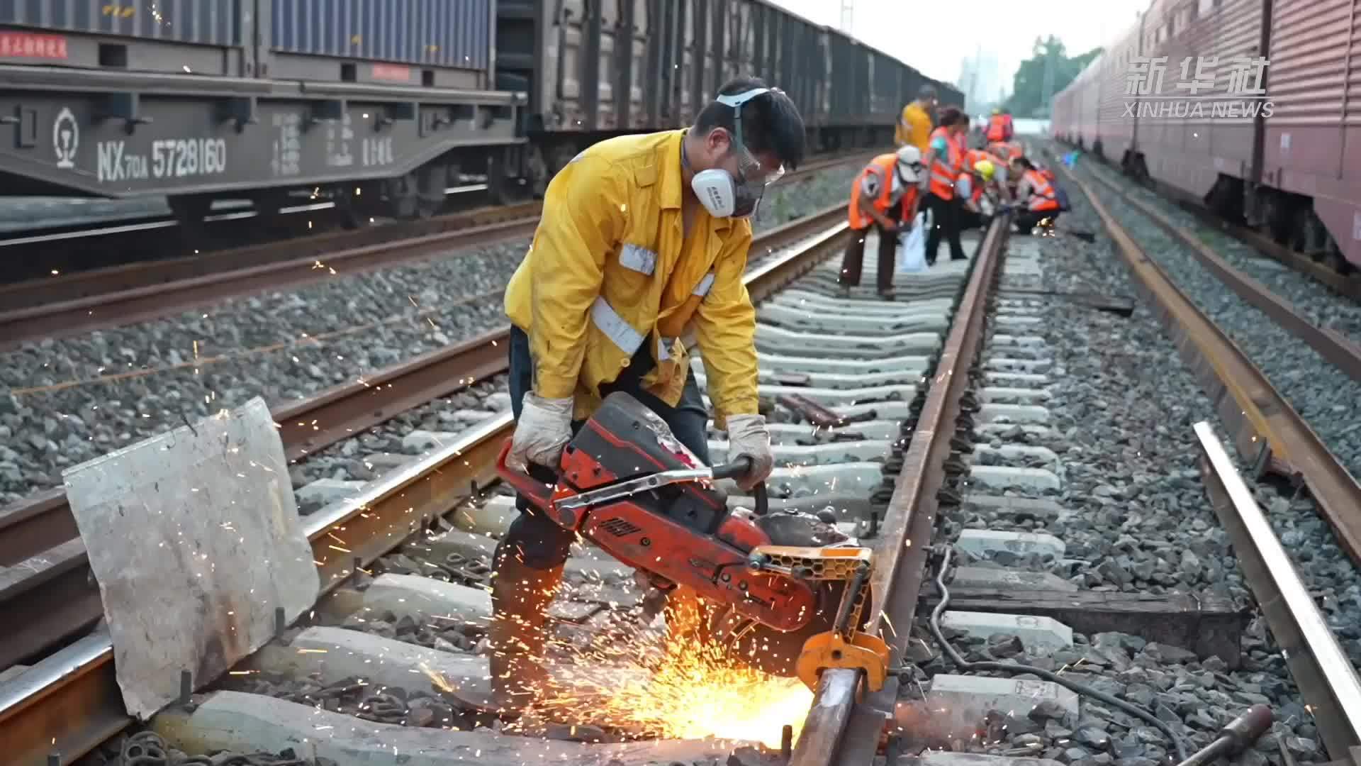 重庆：铁路“钢轨医生”战高温