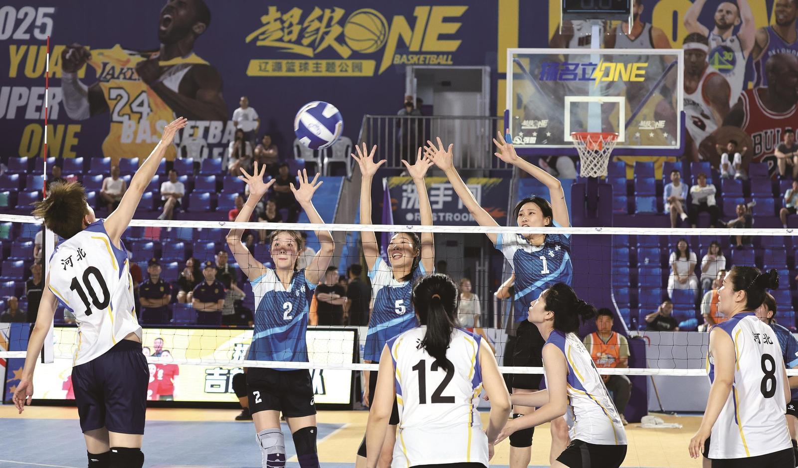 7月18日晚，吉林省第三届全国气排球精英邀请赛在辽源超级ONE篮球主题公园开幕。开幕式现场，吉林女青队与明星联队为现场观众奉献了一场精彩刺激的气排球比赛。 吉林日报记者 张政 姚思琦 摄