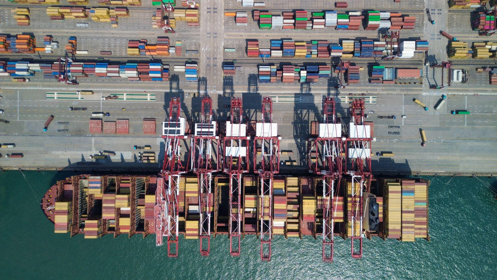 青岛港集装箱码头(2025年5月29日摄,无人机照片)。新华社记者 徐速绘 摄