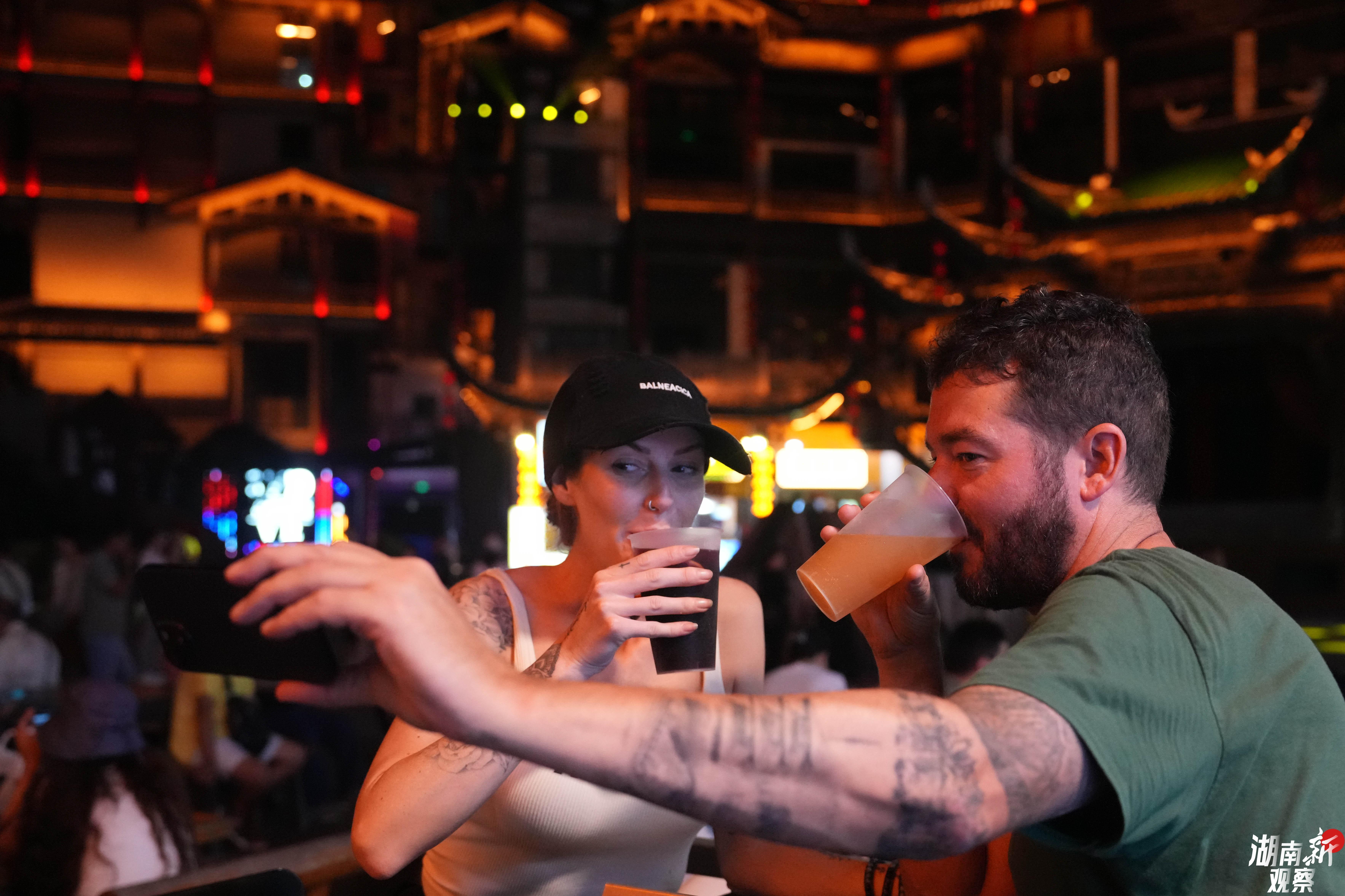 5月20日，澳大利亚游客在张家界市七十二奇楼景区合影。新华社记者 薛宇舸 摄