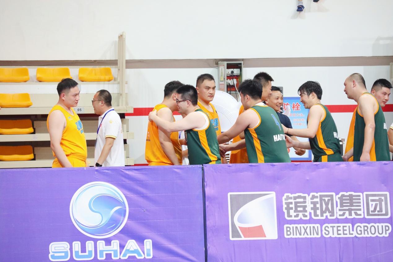 （图为球员之间的加油打气）