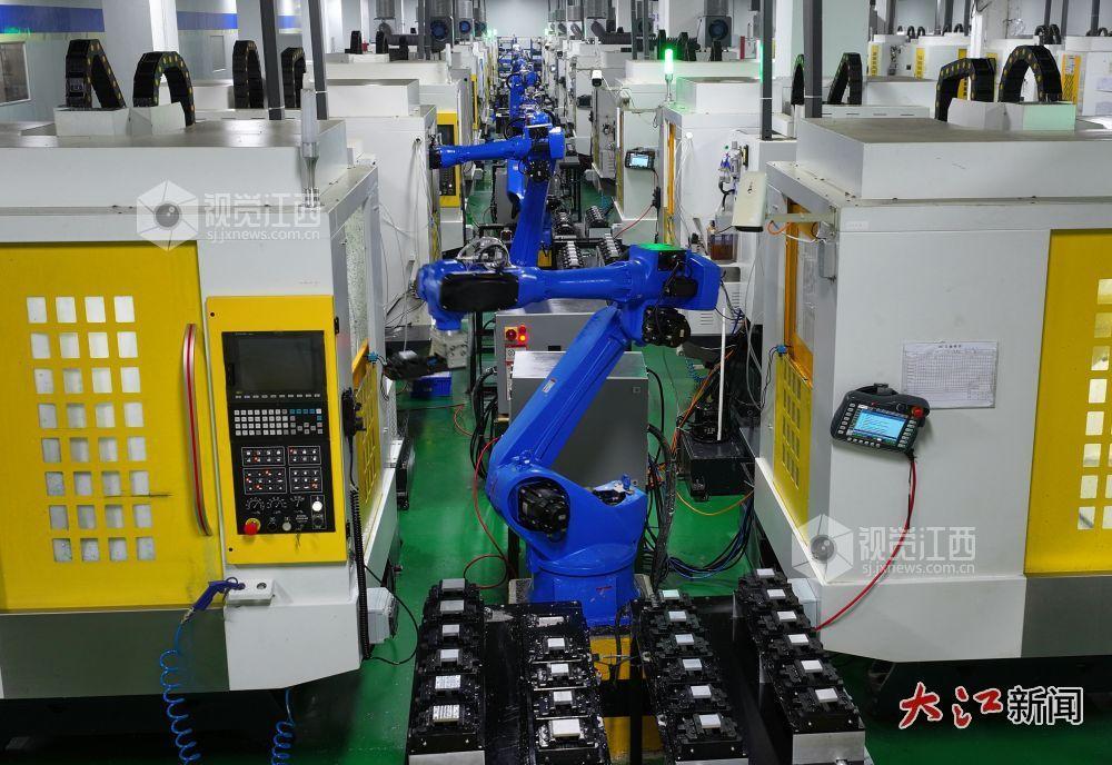 智能机械手臂正在生产线上作业。（邓和平 梁崇锋 摄）