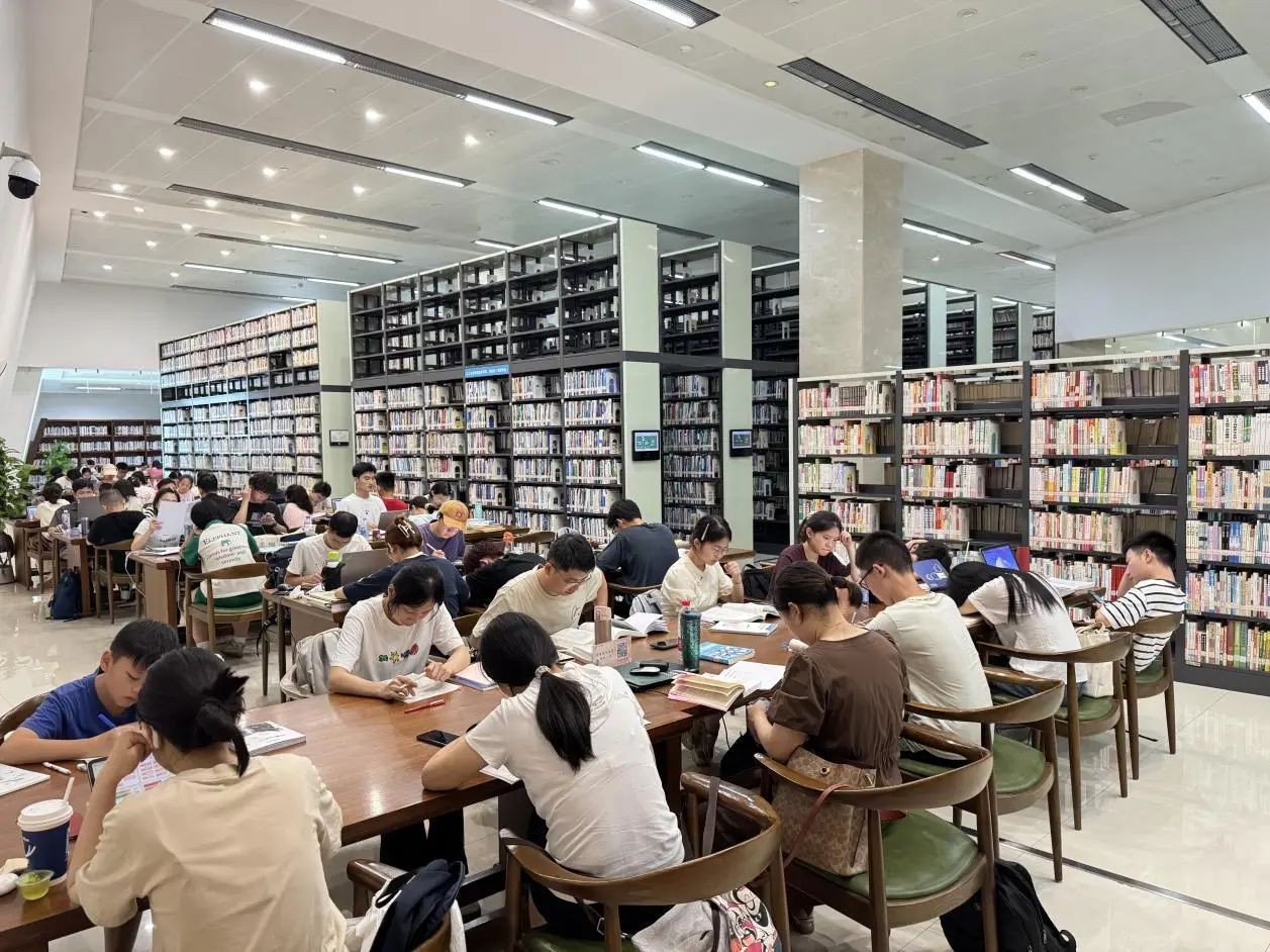 长沙市图书馆内阅读纳凉的读者天天满座