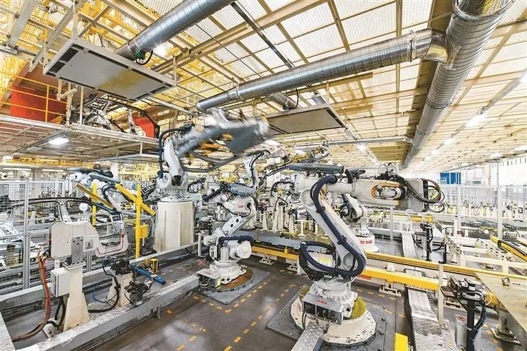 吉利汽车“黑灯工厂”机器人正在作业