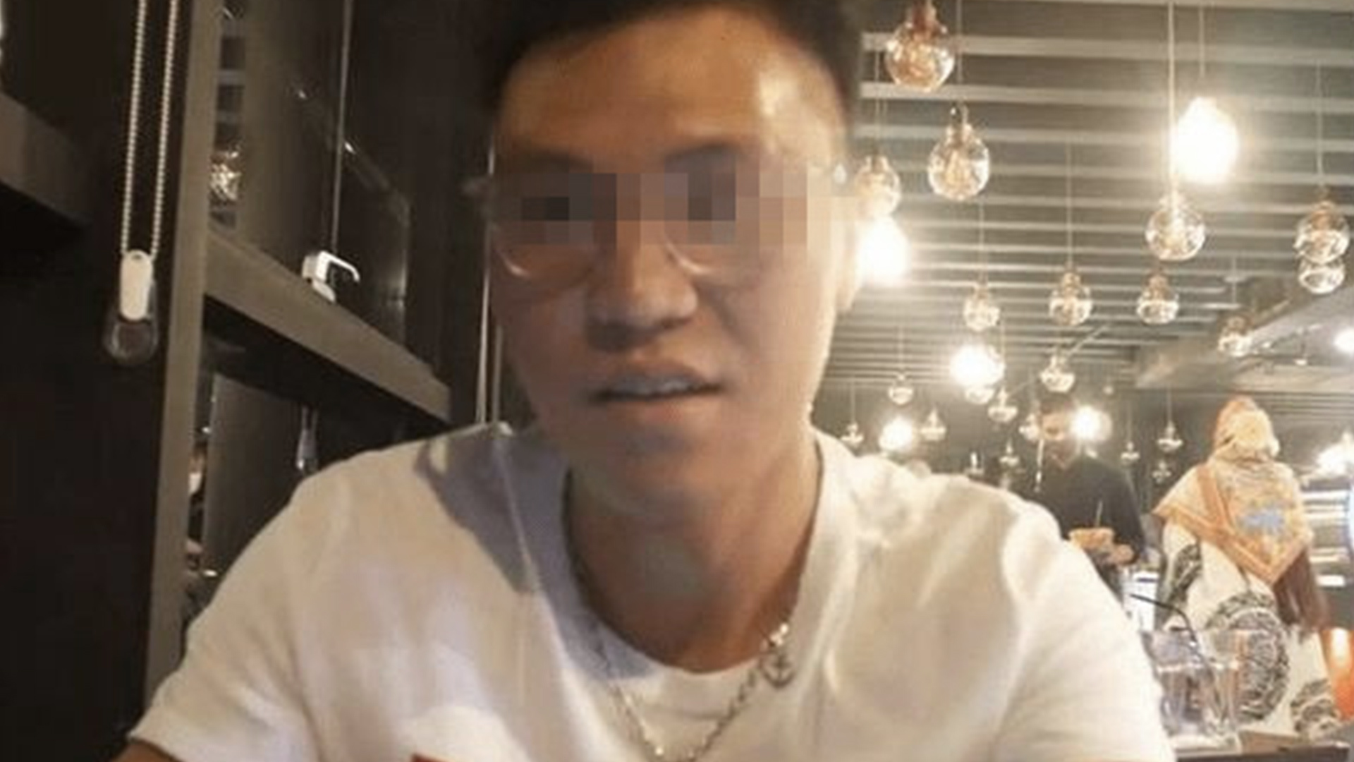 2021年，中国男网红调戏伊朗女生并拍摄视频发网上炫耀，宣称“只要50美元就能发生关系”，伊朗法院判处其与助手鞭刑、罚款和坐牢