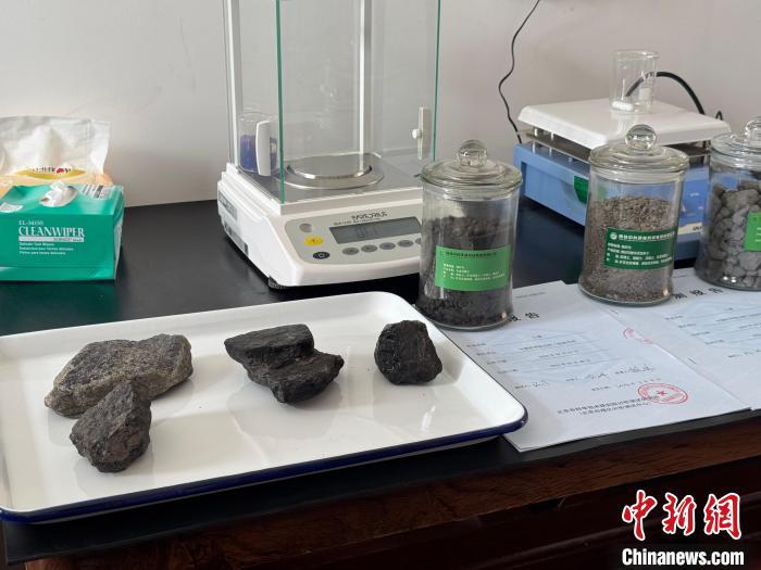 图为采访现场展示的煤矸石等样品。杨英琦 摄