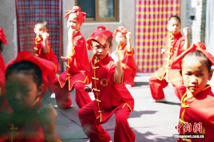 邯郸峰峰中小学生：练百年洪拳 “武”动暑假