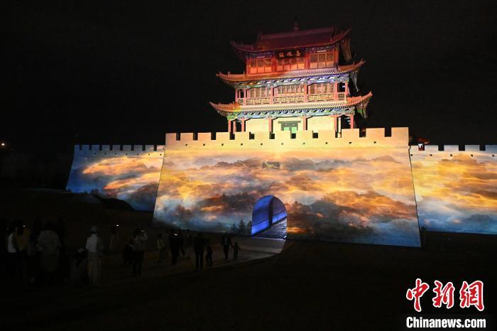 2025年4月26日,在甘肃省嘉峪关市嘉峪关文物景区内,关城夜游灯光剧吸引游客。(资料图)中新社记者 李亚龙 摄