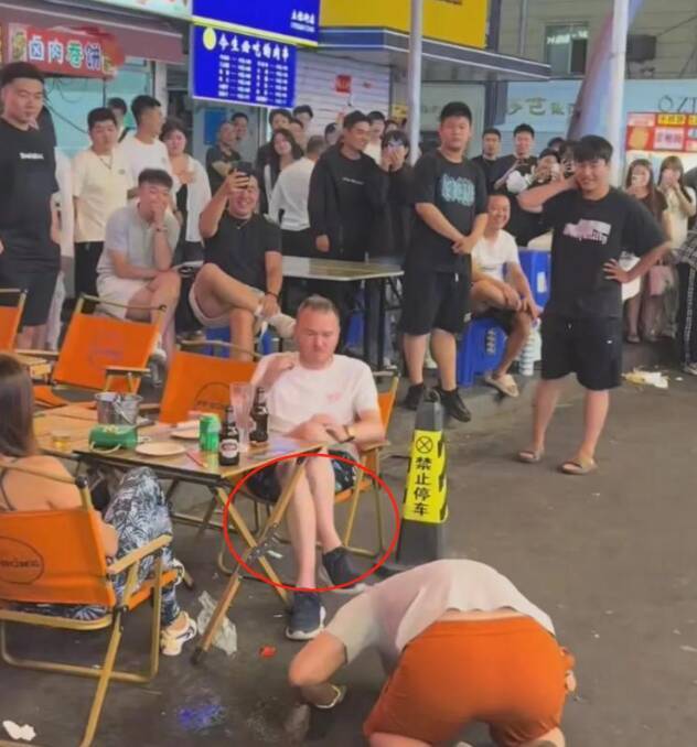 光头男给老外下跪磕头,激起民愤遭围殴,身份被扒,疑似是山东人