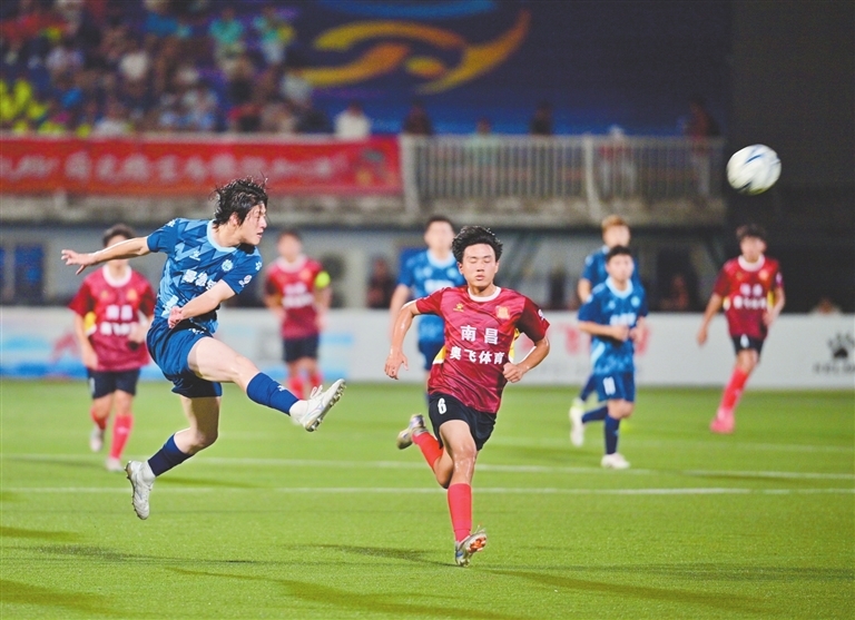 7月12日晚,赣超揭幕战在南昌八一体育场开踢。图为南昌队球员与景德镇队球员在比赛中拼抢(本报全媒体首席记者 杨继红摄)