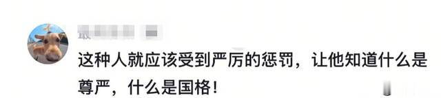 光头男给老外下跪磕头,激起民愤遭围殴,身份被扒,疑似是山东人