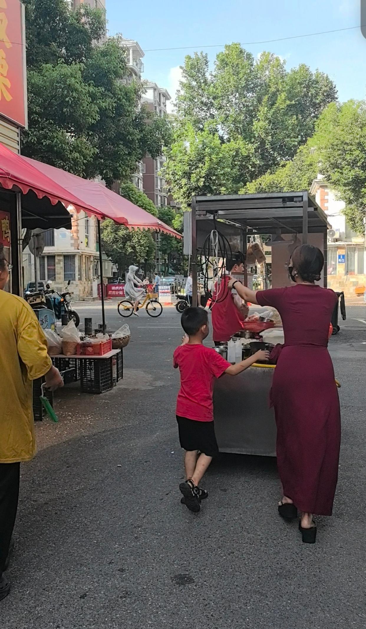 出摊途中,便有顾客点餐。图/九派新闻辜子旋